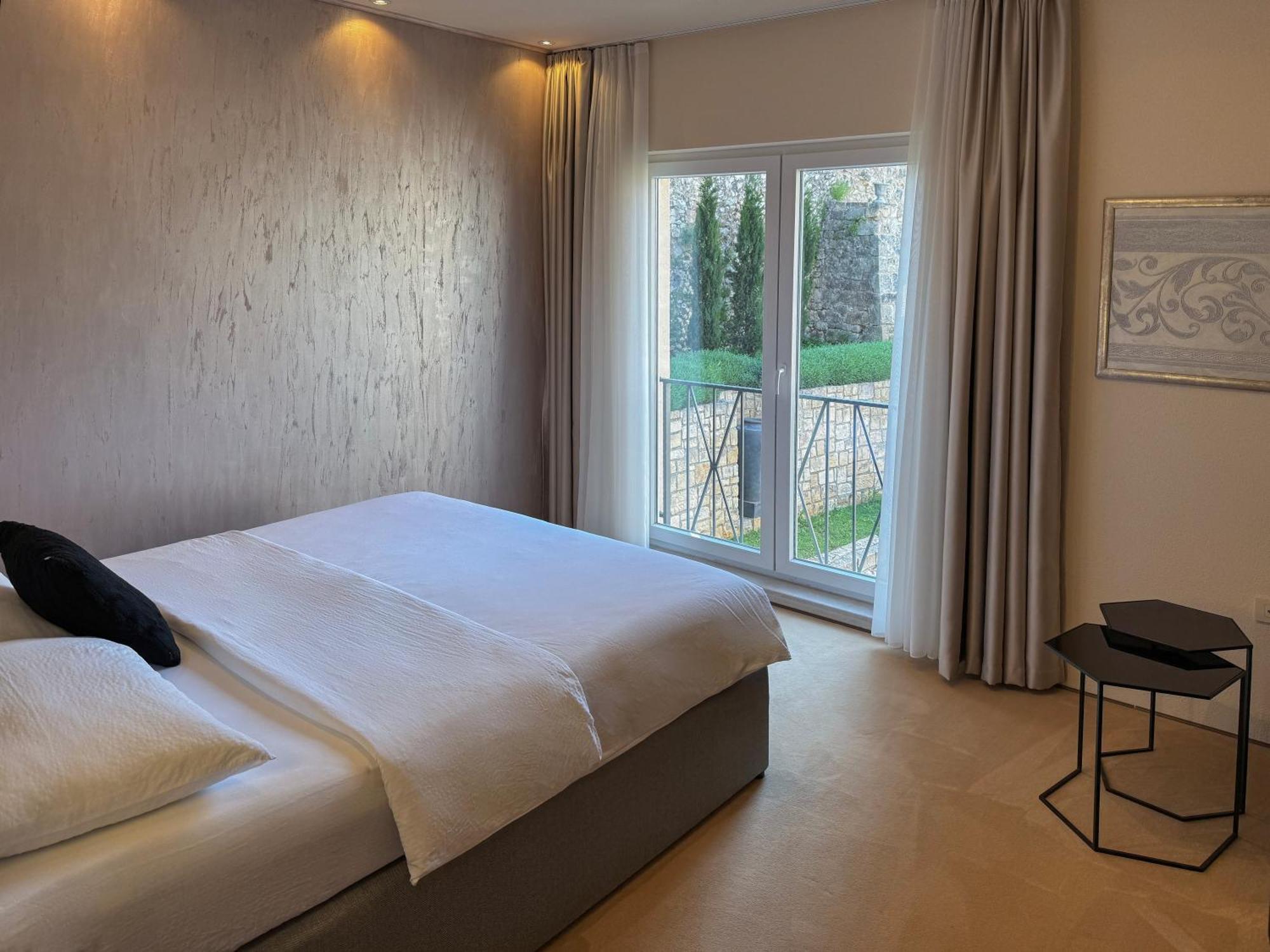 Shangri La Mansion Mostar Bagian luar foto